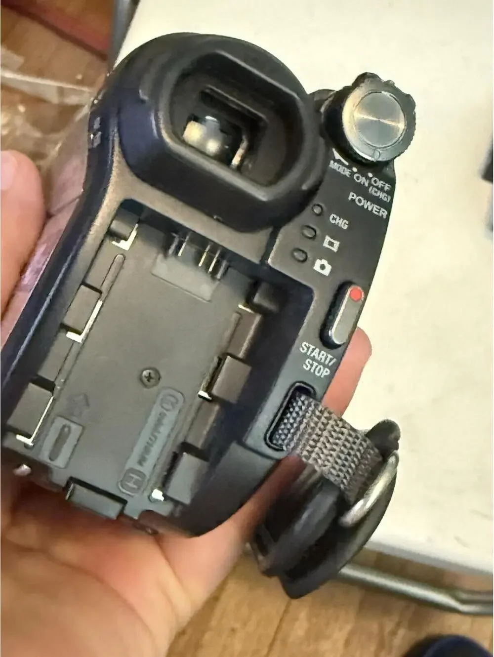 Sony Handycam DCR-DVD108 40x Optical Zoom DVD/DVD-RW 2.5in LCD ( READ )
